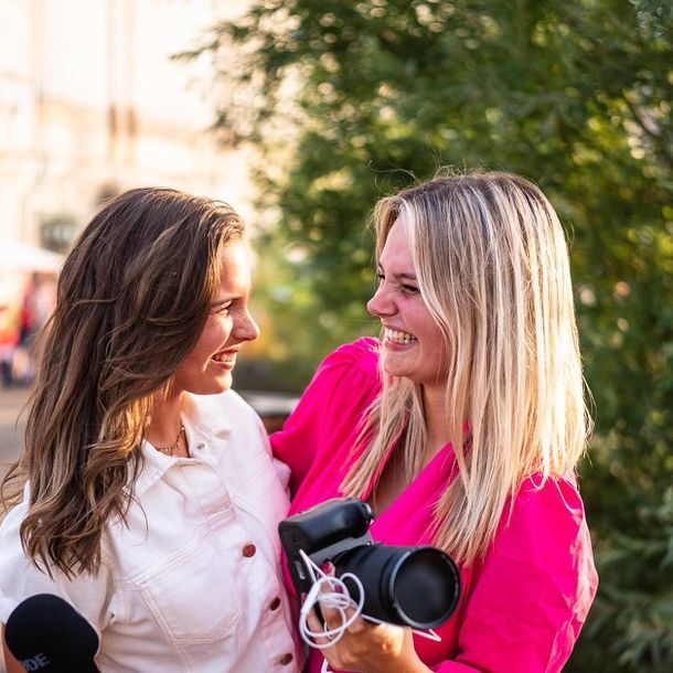 Luna en Martine samen op locatie, met microfoon en camera.
